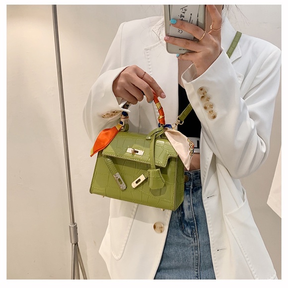 Chic Faux Leather Croc Embossed Mini Handbag Gold Tone Hardware - Picture 5 of 12